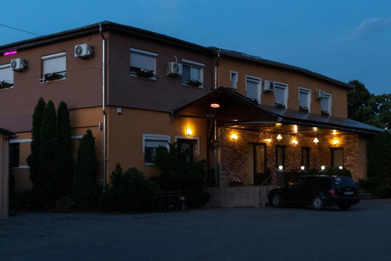 Hotel Tranzit Odorheiu Secuiesc Exteriér fotografie